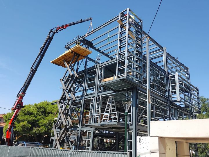Πολυτελής Τετραώροφη Μεταλλική Κατοικία 450 τ.μ.
